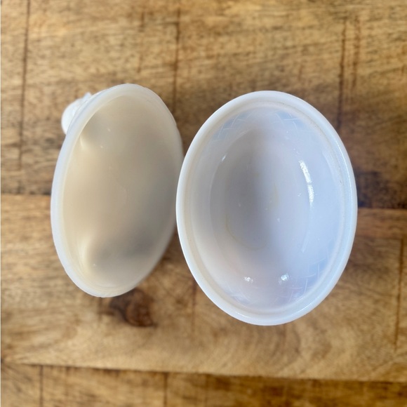 Vintage Milk Glass Hen on Nest - Picture 4 of 6